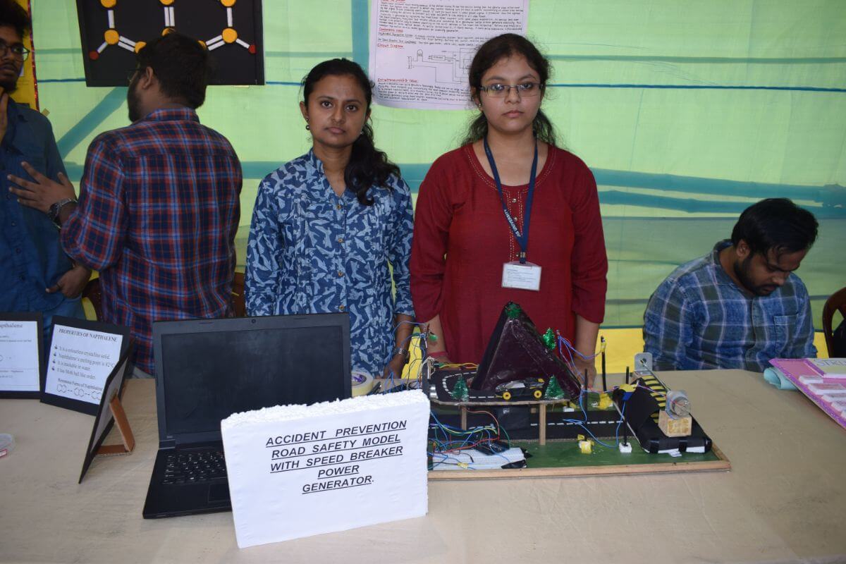On 14th & 15th November 2019, JIS University hosted its Skill Exposition (Autumn) “SKILLX 2019” where the young and talented students showcased their innovation and creativity through models & ideas ranging from Pharmaceutical Waste Management system, herbal facewash, Aquaponics, production of Mushroom, biocontrol agent & organic juice component from organic industrial waste, Accident Prevention Road safety model, Hightech Obstacle Avoidance Car, Data Transfer using LED technology, Human-Human interface etc. displayed across the campus. The judges for the day represented experts from different specialized areas.There was also an Inter-School Model Competition where more than 120 students from 15 schools participated to display their innovative models on various topics.